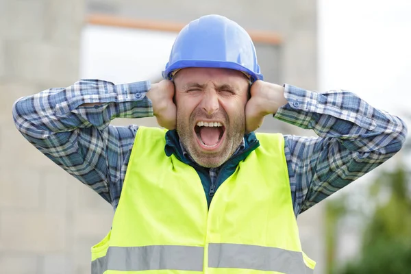 Trabajador Construcción Molesto Cubriendo Oídos — Foto de Stock