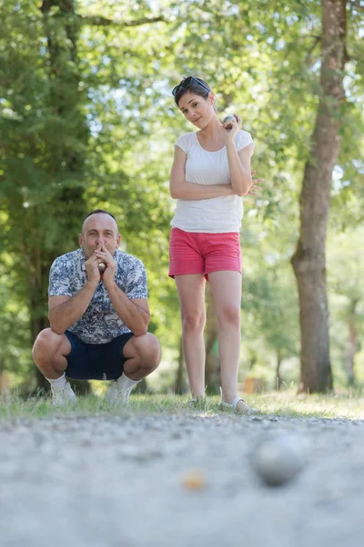 Μεσήλικο Ζευγάρι Παίζει Petanque Γυναίκα Αναζητούν Ντροπαλός — Φωτογραφία Αρχείου