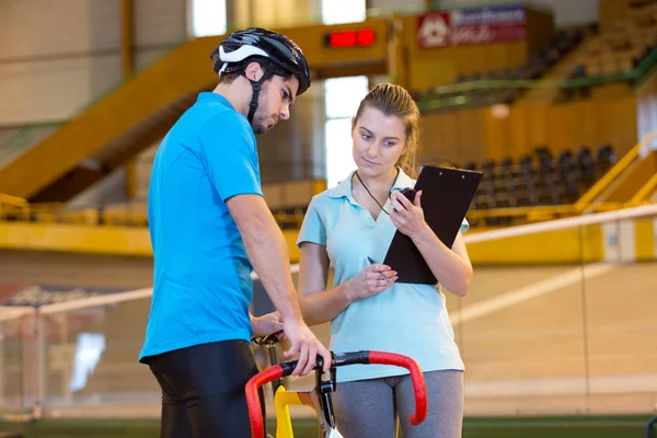 Retrato Entrenador Con Ciclista Masculino — Foto de Stock