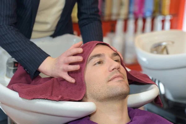Homme Faisant Laver Les Cheveux Dans Salon Coiffure — Photo