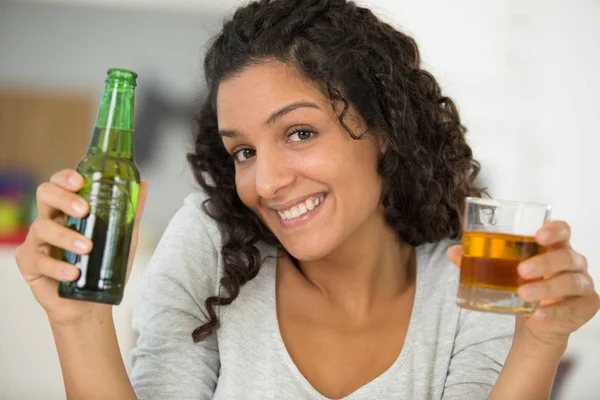 Крупним Планом Жінка Тримає Пляшку Пива — стокове фото