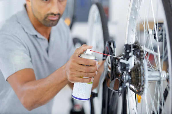 Homem Lubrificando Uma Cadeia Bicicletas Engrenagem Com Spray Óleo — Fotografia de Stock