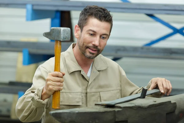 Metallbauer Bearbeitet Metall Mit Hammer Auf Dem Amboss — Stockfoto