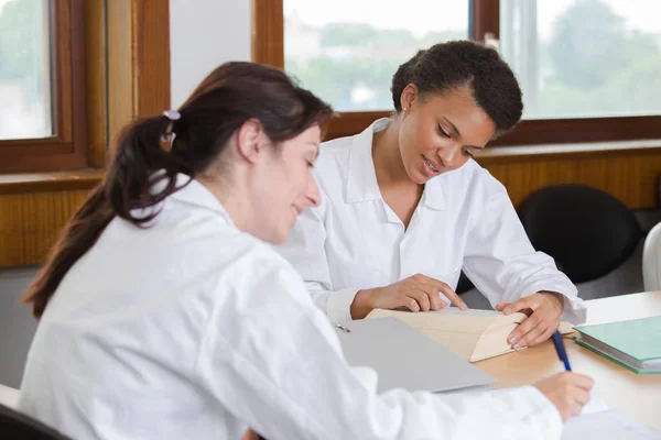 Δύο Γυναίκες Γιατροί Που Μελετούν Μαζί — Φωτογραφία Αρχείου