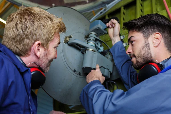 Deux Travailleurs Usine Sur Machine — Photo