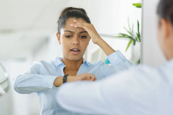 Gestresste Vrouw Laat Voor Werk — Stockfoto