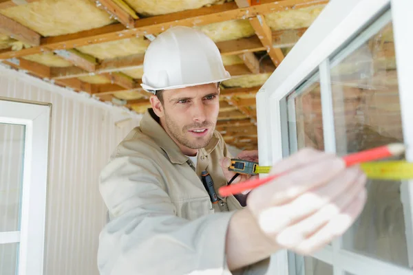 Confiado Joven Constructor Ventana Medición — Foto de Stock