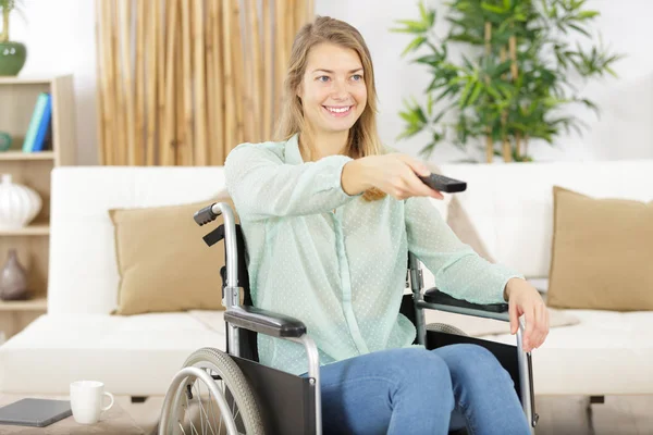 Mujer Discapacitada Presionando Control Remoto —  Fotos de Stock