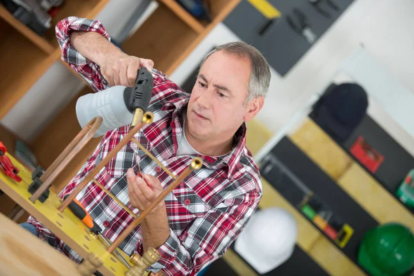 Klempner Mit Einer Taschenlampe — Stockfoto