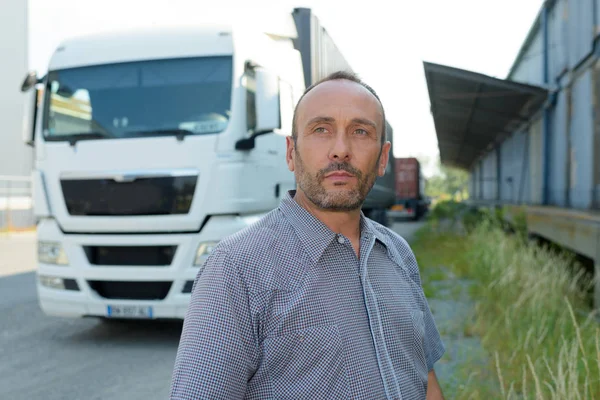 Beau Conducteur Près Grand Camion Moderne Extérieur — Photo