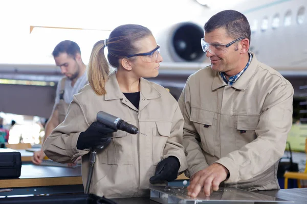 Meccanica Femminile Maschile Foratura Una Tavola — Foto Stock