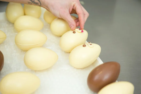 Chocolatier Apprentice Decorating Egg Chocolate — Stock Photo, Image