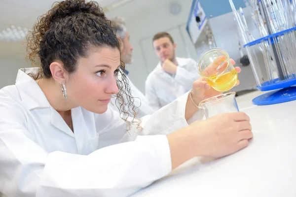 Νεαρός Επιστήμονας Που Κάνει Πειράματα Στο Εργαστήριο Υγρό Χημείας — Φωτογραφία Αρχείου