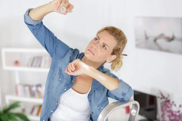 Mulher Cansada Pintando Teto — Fotografia de Stock