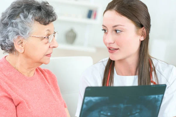 Enfermera Mostrando Rayos Tercera Edad — Foto de Stock