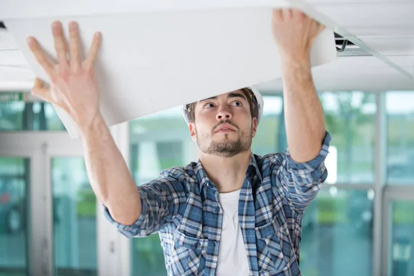 Tavan Panelini Değiştiren Bir Inşaatçı — Stok fotoğraf