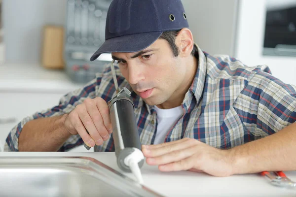 Hombre Que Usa Fregadero Silicona — Foto de Stock