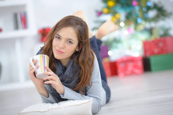 Mujer Acostada Suelo Con Una Taza Bebida — Foto de Stock