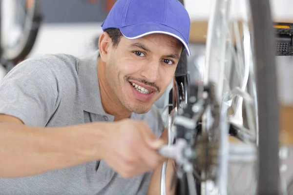 Stilig Man Uniform Arbetar Med Cyklar Hjul — Stockfoto