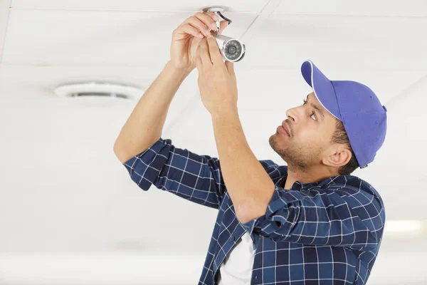 Professionele Cctv Technicus Een Ladder Passend Bij Een Cctv — Stockfoto