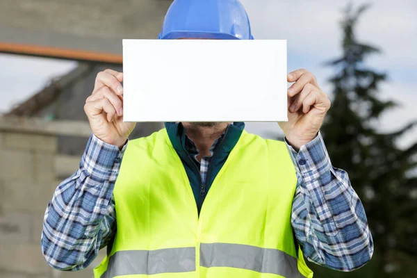 Constructor Masculino Trabajador Manual Casco Con Banner Blanco —  Fotos de Stock