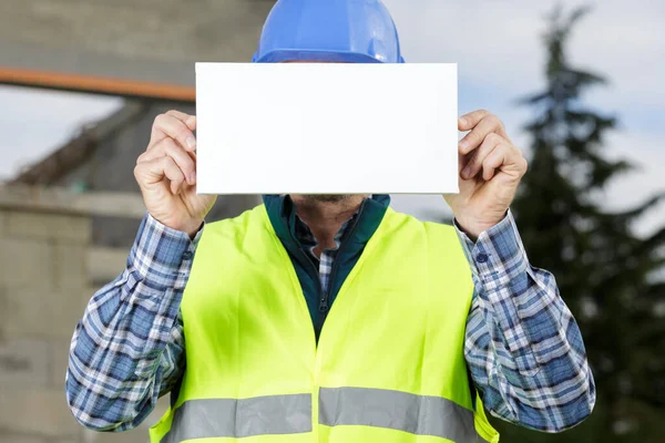 Mannelijke Bouwer Handarbeider Helm Met Blanco Banner — Stockfoto