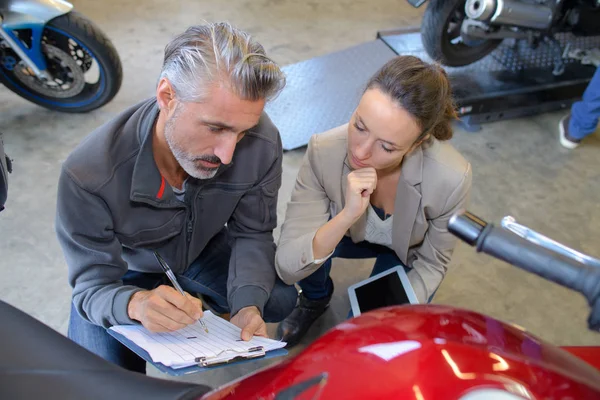 Distribuidor Motocicletas Anotando Portapapeles — Foto de Stock