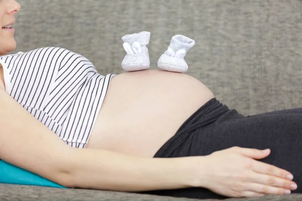 Pequeño Bebé Botas Madre Estómago —  Fotos de Stock