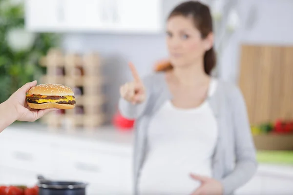 Šťastná Žena Říká Dietním Omezením — Stock fotografie