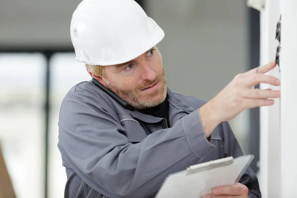 Técnico Pressionando Smartphone Interruptor Equilibrado Entre Orelha Ombro — Fotografia de Stock