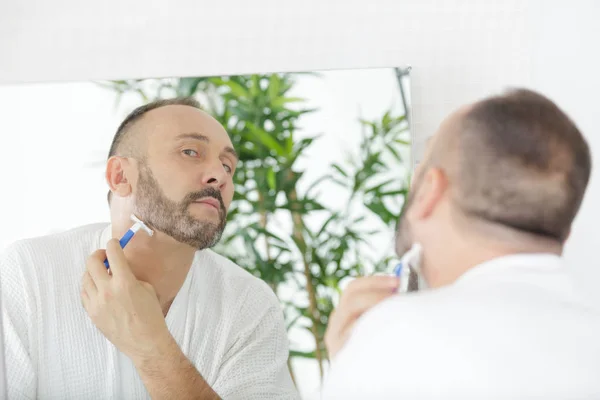 Man Shaves His Face — Stock Photo, Image