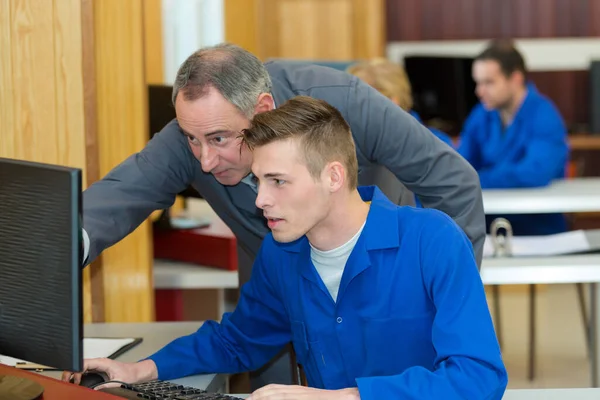 Portret Van Leerling Tijdens Computerleasson — Stockfoto