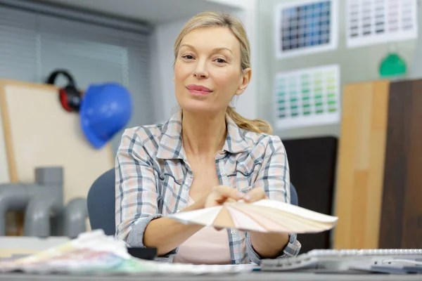 Reife Frau Mit Einem Farbmuster — Stockfoto