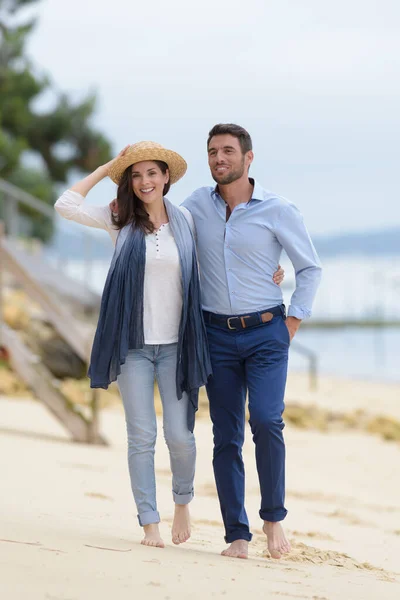 Full Längd Utsikt Över Par Promenader Stranden — Stockfoto