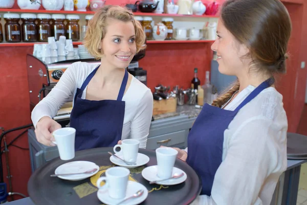 两个女服务员摆在咖啡的房子里的制服 — Stock fotografie