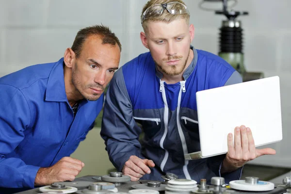Workers Blue Overall Checking Laptop — Stock Photo, Image