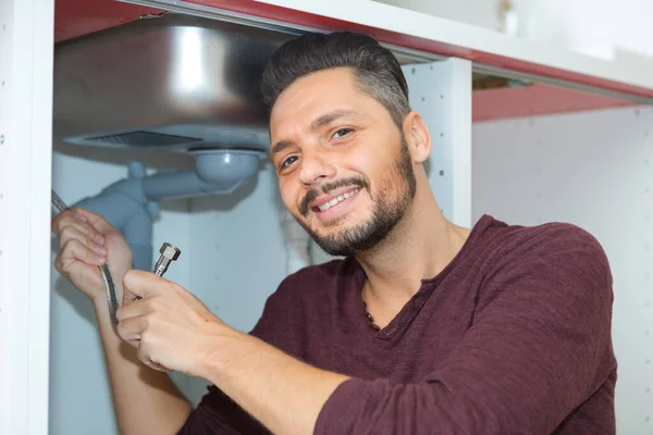 Mannelijke Loodgieter Het Algemeen Fixing Sink Pipe — Stockfoto