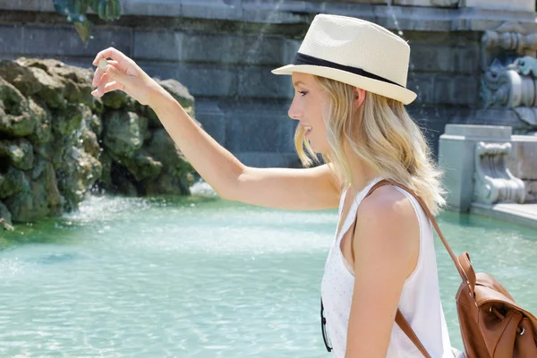 Turista Mujer Lanzando Moneda Agua Fuente Trevi — Foto de Stock