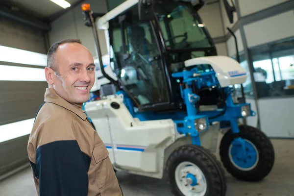 Retrato Del Vehículo Agrícola Mecánico Masculino Fondo — Foto de Stock