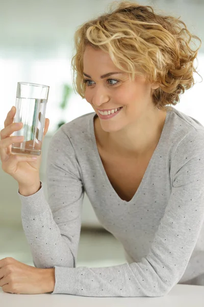 一个女人是饮用的水 — 图库照片