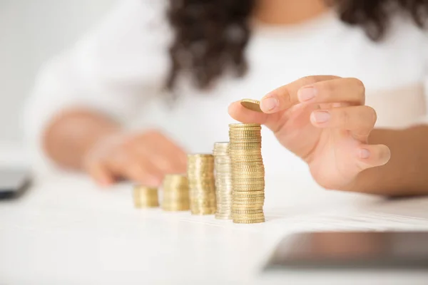 Mujer Apilando Monedas Euro —  Fotos de Stock