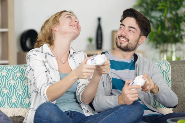 Jovem Casal Jogar Videogame — Fotografia de Stock