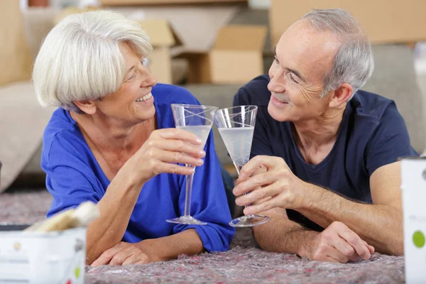 Heureux Couple Âgé Tenant Des Lunettes Avec Alcool — Photo