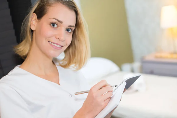 Terapeuta Belleza Sonriente Sosteniendo Toallas Blancas Spa — Foto de Stock