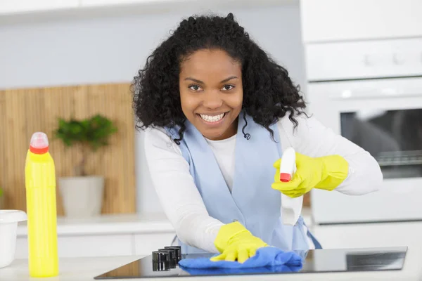 漂亮的微笑的家庭主妇在厨房里做大扫除 — 图库照片