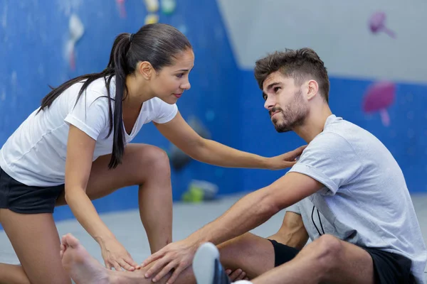 Mulher Ajudando Homem Com Lesão — Fotografia de Stock