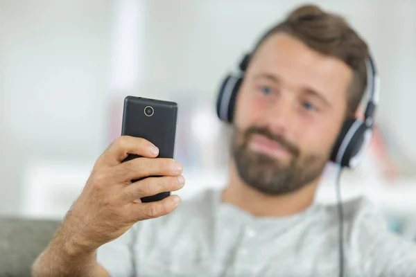 Joven Hombre Levantando Teléfono Sonriendo Para Tomar Una Selfie —  Fotos de Stock