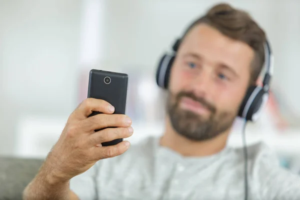 Młody Człowiek Podnoszący Telefon Uśmiechający Się Zrobić Sobie Selfie — Zdjęcie stockowe