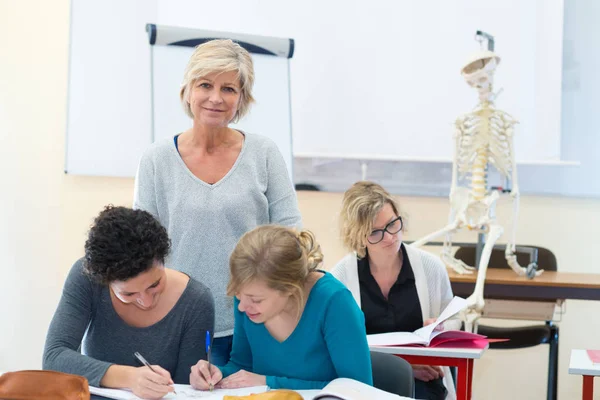 Portrait Une Enseignante Mature Classe Biologie — Photo