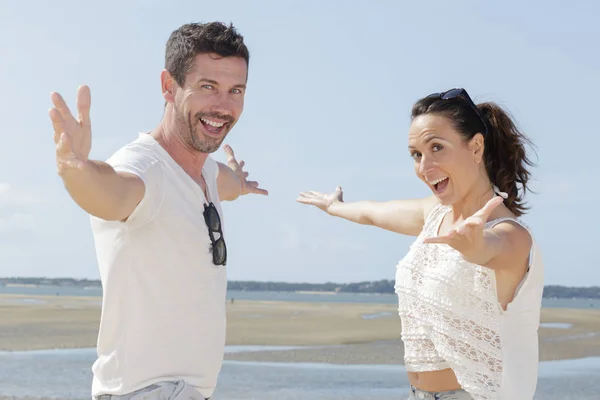 Una Pareja Feliz Con Los Brazos Abiertos — Foto de Stock